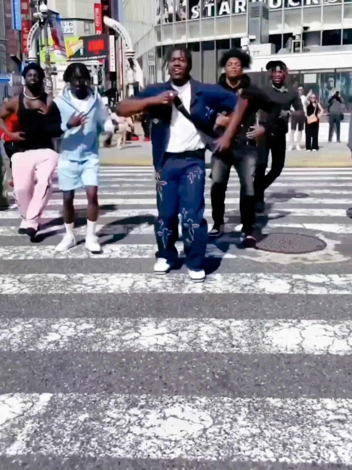 「日本ではやらないで」海外インフルエンサーの路上撮影に外国人からも「郷に入れば郷に従え」の声